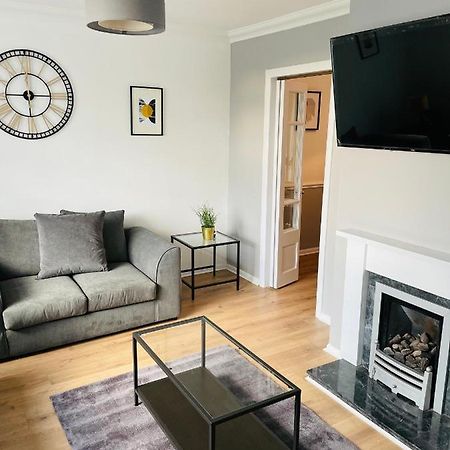 Wolverhampton Large 3 Bedrooms 5 Bed House Perfect For Short & Long Stays Contractors Business Nhs Insurance 1 Bathroom And Separate Wc Private Garden Driveway For 2 Large Vehicles Close To City Centre M6 M54 And Walsall Willenhall Cannock Property Exterior foto