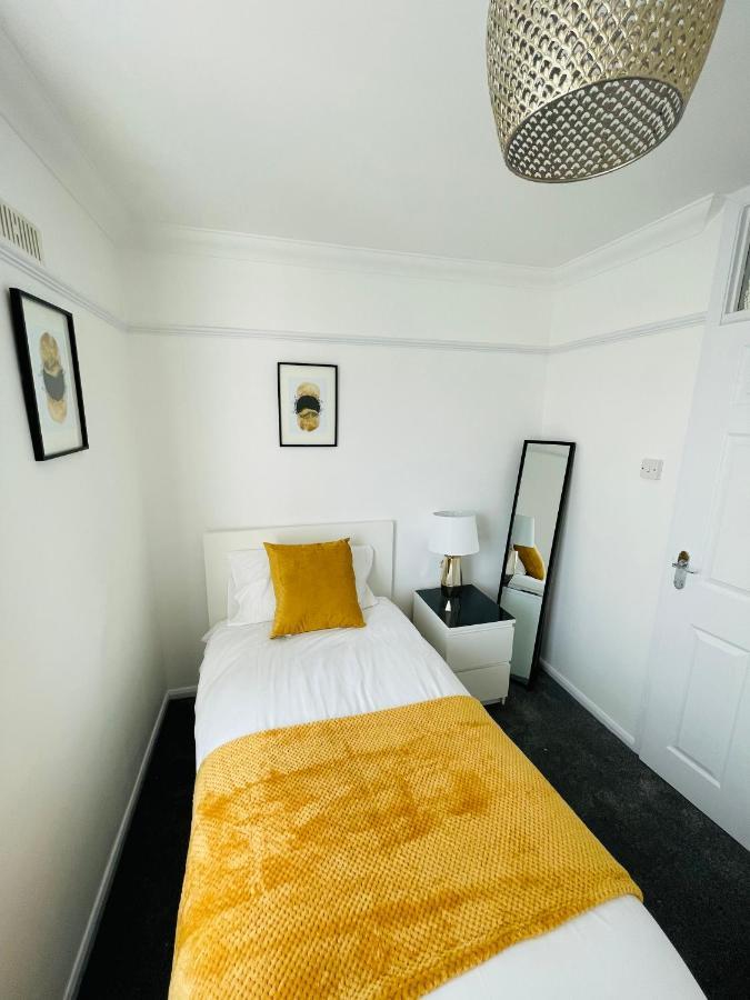 Wolverhampton Large 3 Bedrooms 5 Bed House Perfect For Short & Long Stays Contractors Business Nhs Insurance 1 Bathroom And Separate Wc Private Garden Driveway For 2 Large Vehicles Close To City Centre M6 M54 And Walsall Willenhall Cannock Property Exterior foto