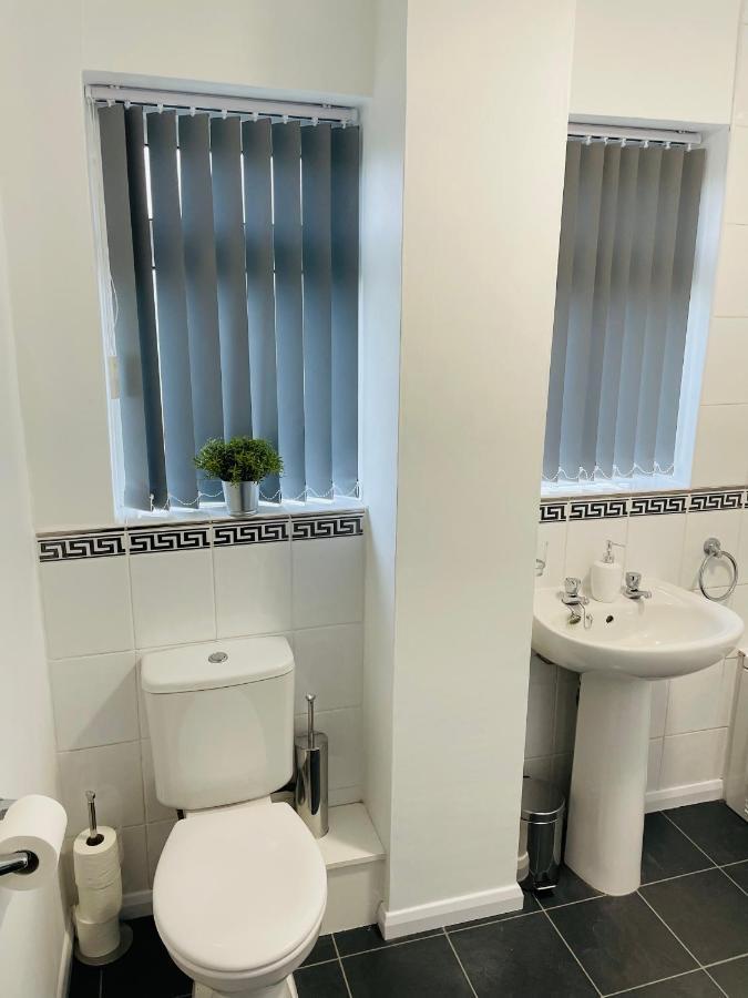 Wolverhampton Large 3 Bedrooms 5 Bed House Perfect For Short & Long Stays Contractors Business Nhs Insurance 1 Bathroom And Separate Wc Private Garden Driveway For 2 Large Vehicles Close To City Centre M6 M54 And Walsall Willenhall Cannock Property Exterior foto