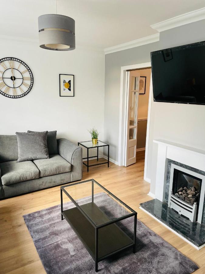 Wolverhampton Large 3 Bedrooms 5 Bed House Perfect For Short & Long Stays Contractors Business Nhs Insurance 1 Bathroom And Separate Wc Private Garden Driveway For 2 Large Vehicles Close To City Centre M6 M54 And Walsall Willenhall Cannock Property Exterior foto